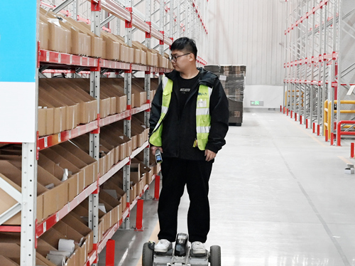 3月26日,雄安綜合保稅區內的雄安菜鳥跨境保稅倉中,揀貨員正穿梭於貨架間,精准分揀來自全球的進口商品。本報記者 劉光昱攝