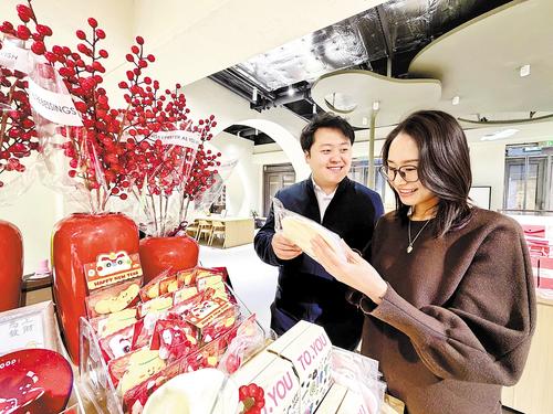 3月17日，張夢思（右）和愛人劉宗直在書店挑選文創產品。 本報記者 郝金鈺攝