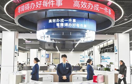 3月27日，在雄安新區政務服務中心，工作人員隨時准備給辦事群眾提供咨詢服務。 本報記者 劉光昱攝