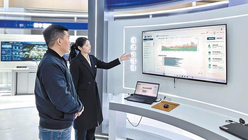 近日，位於雄安新區的中國電信智慧城市產業園內，工作人員演示“雄小農”AI農業大模型。本報記者 郝東偉攝