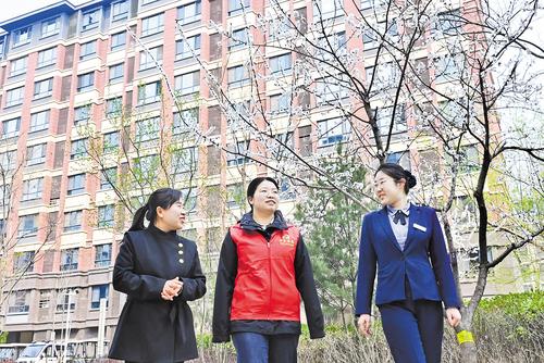 3月26日，雄安新區容東片區南文營社區，社區工作人員、志願者與物業管家進行巡查和入戶走訪。 本報記者 劉光昱攝