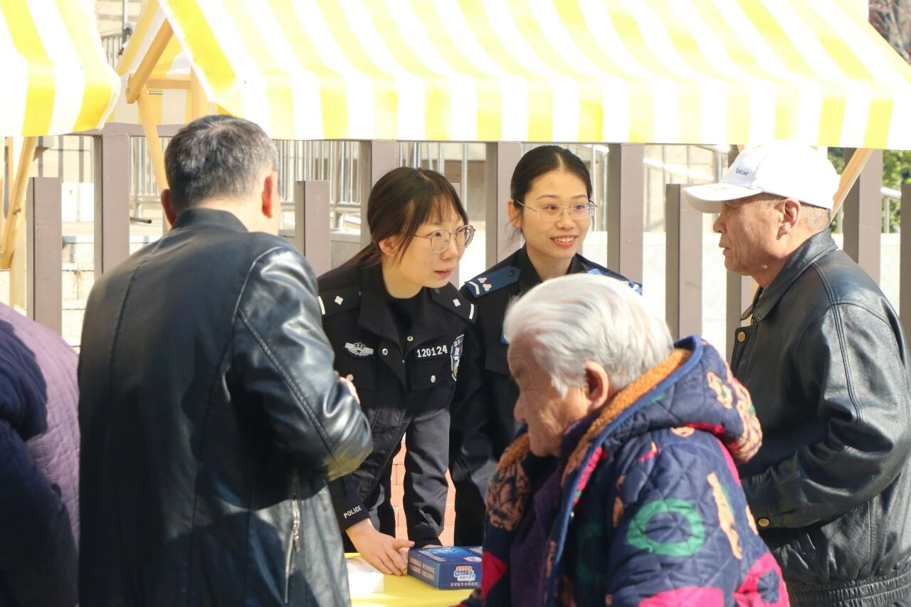 民警正在用通俗易懂的語言為居民講解防詐技巧。雄安新區公安局供圖