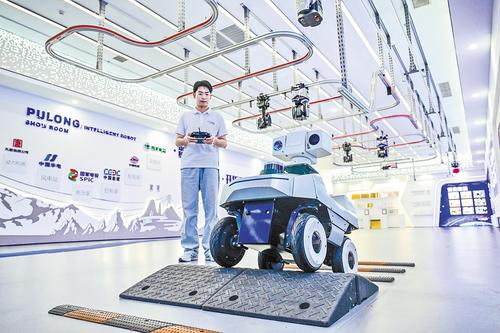 2025年7月31日,雄安科創中心中試基地,北京普龍科技有限公司員工對智能巡檢機器人進行測試。(本報資料片)本報記者 李東宇攝