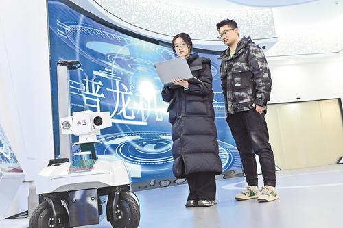 2025年12月15日，雄安科創中心中試基地，北京普龍科技有限公司員工測試輪式AI巡檢機器人。（本報資料片）