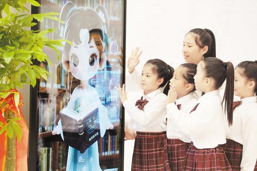 2025年9月27日，雄安圖書館，小讀者與數字人館員“圖小安”進行互動。（本報資料片）