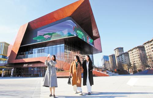 近日，三名來自不同城市的年輕教師在雄安新區容東片區街頭賞景看春。