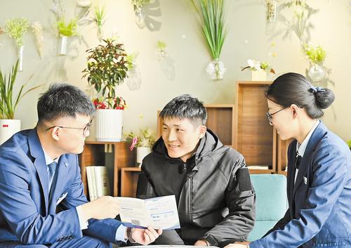 3月27日，雄安新區政務服務中心工作人員來到雄安新區中關村科技園走訪，為入駐企業人員（中）進行現場咨詢服務。本報記者 劉光昱攝