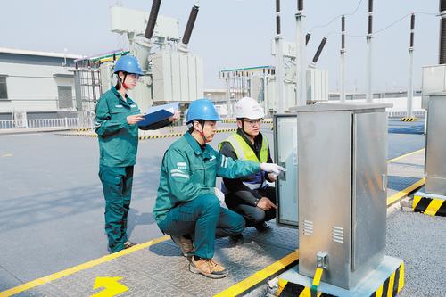 4月2日，國網衡水供電公司員工在雄商高鐵棗強南牽引站驗收供電設備。 張露瑩攝