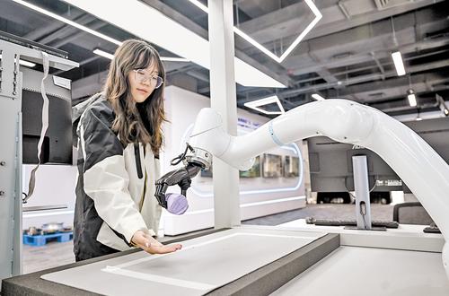 3月20日，梅卡曼德（雄安）機器人科技有限公司員工通過語音指令控制機器人精准抓取。本報記者 李東宇攝