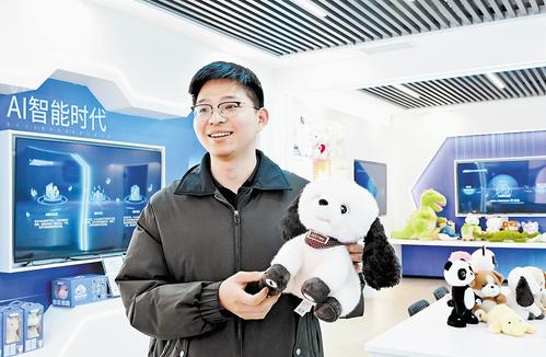 3月27日，位於雄安新區的河北海發玩具有限公司人工智能產品展廳，技術人員正對新研發的AI玩具進行測試。 本報記者 劉光昱攝