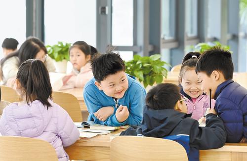 3月21日，雄安圖書館內，小讀者們正在交流互動。本報記者 劉光昱攝