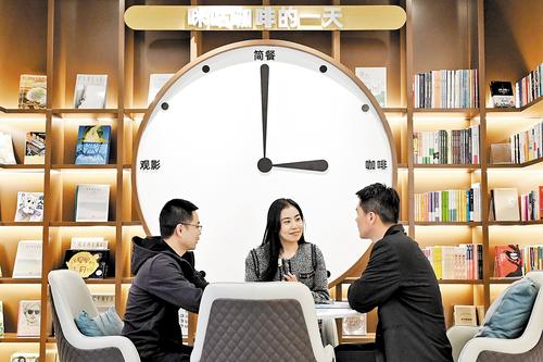 4月8日，中鐵北京工程局集團雄安工程有限公司員工在辦公樓下咪咕咖啡休閑放鬆。 本報記者 劉光昱攝