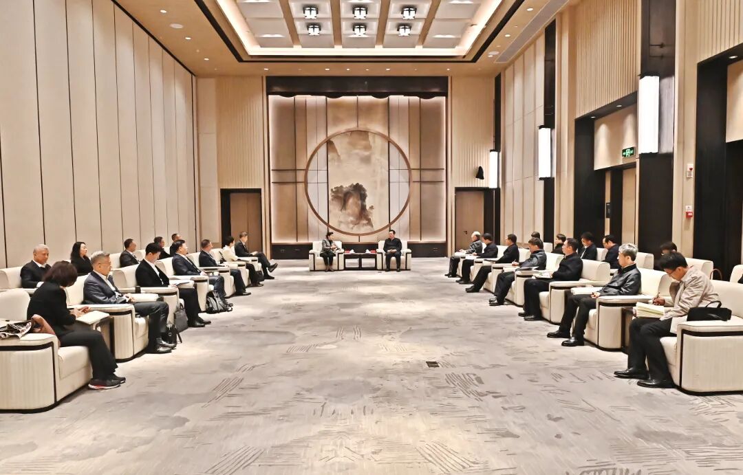 張國華與中國人保集團黨委書記、董事長丁向群一行舉行工作座談。劉向陽攝