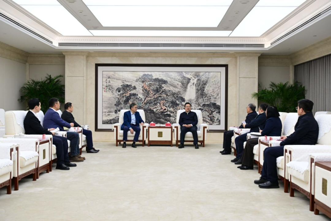 張國華與深圳東方富海投資管理有限公司董事長陳瑋一行舉行工作座談。王偉倩攝