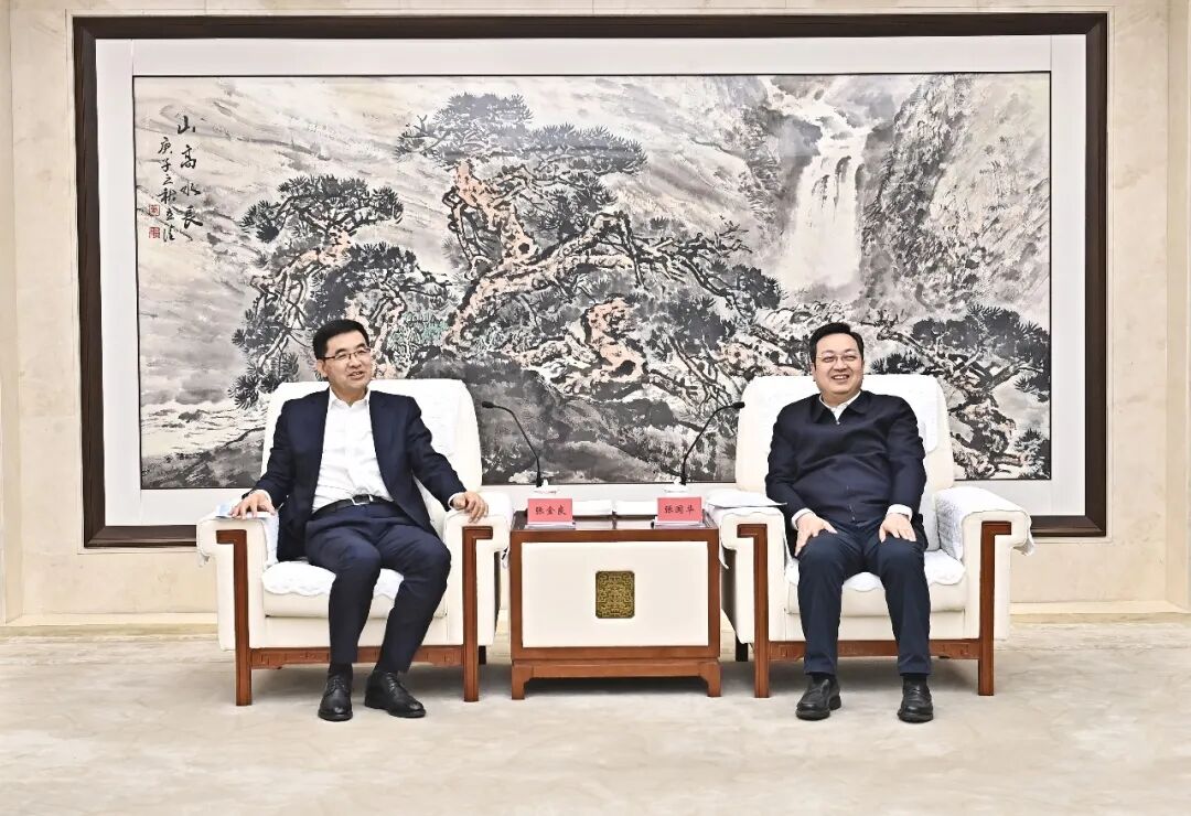 張國華與中國建設銀行黨委書記、董事長張金良一行舉行工作座談。劉向陽攝