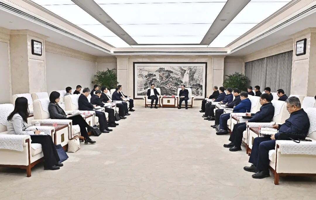 張國華與中國建設銀行黨委書記、董事長張金良一行舉行工作座談。劉向陽攝