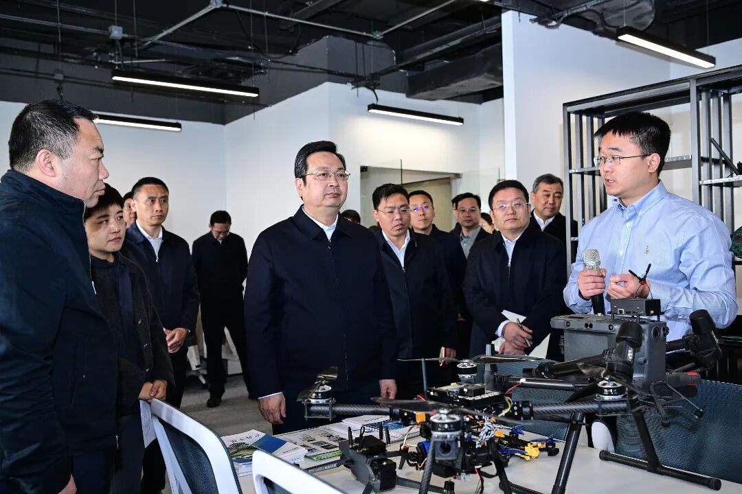 張國華調研雄安新區主題樓宇運營、重點項目建設和安全生產工作。王偉倩攝