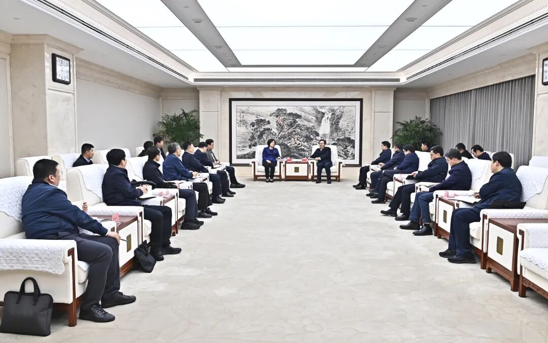 張國華與北京科技大學黨委書記徐曉萍、校長呂昭平一行舉行工作座談。劉向陽攝