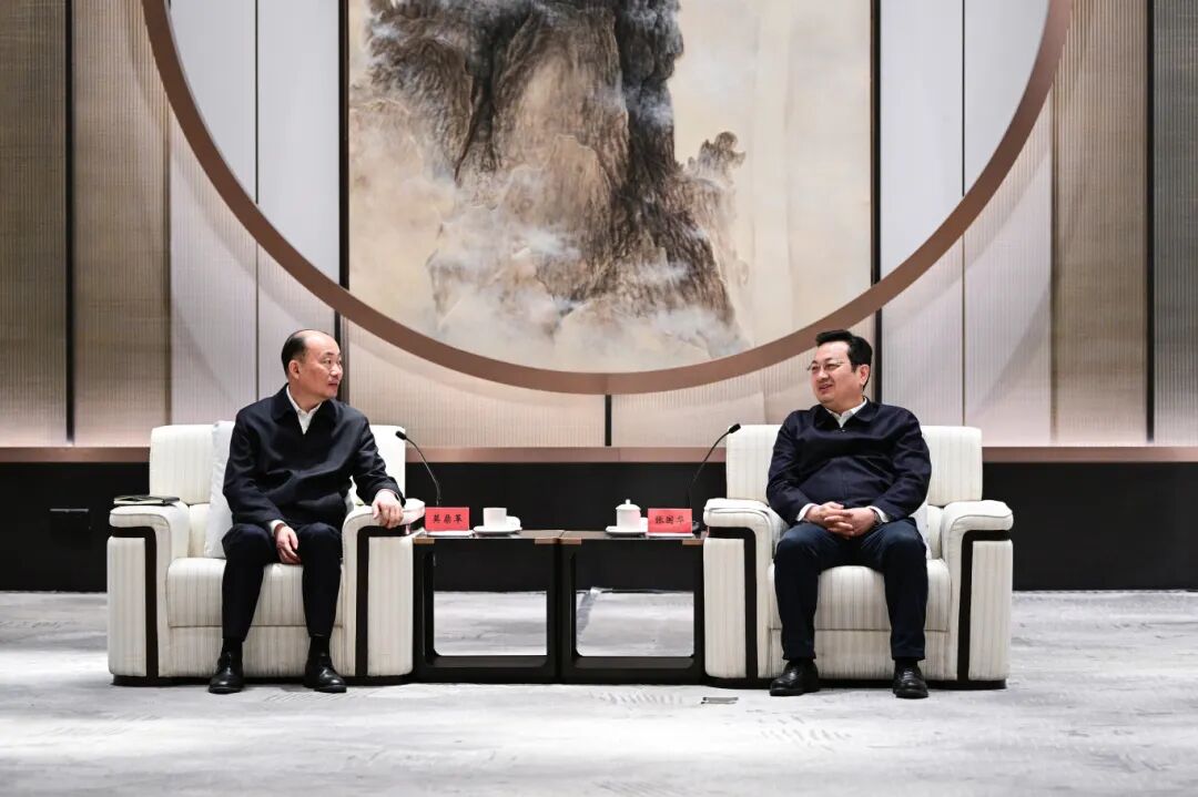 張國華與中國化學工程集團黨委書記、董事長莫鼎革一行舉行工作座談。王偉倩攝