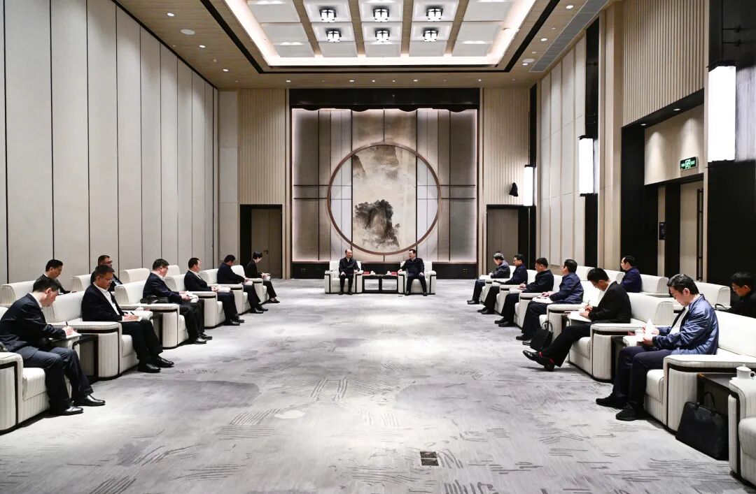 張國華與中國化學工程集團黨委書記、董事長莫鼎革一行舉行工作座談。王偉倩攝