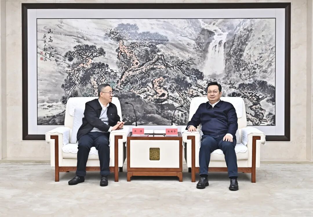 張國華與中國東方資產管理股份有限公司黨委書記、董事長梁強一行舉行工作座談。劉向陽攝