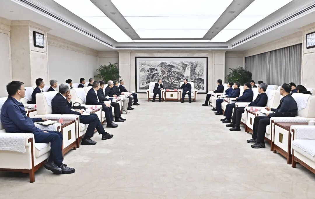 張國華與中國東方資產管理股份有限公司黨委書記、董事長梁強一行舉行工作座談。劉向陽攝