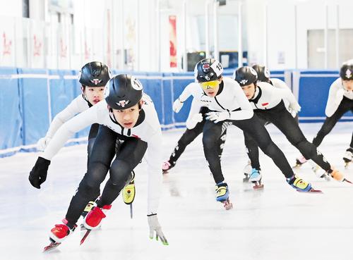 4月11日，雄安新区容东综合运动馆内，滑冰爱好者进行速滑训练。 本报记者 刘光昱摄