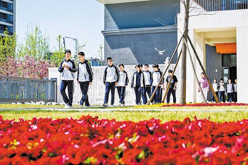 4月10日，北京四中雄安校區學生在校園漫步。 本報記者 李東宇攝