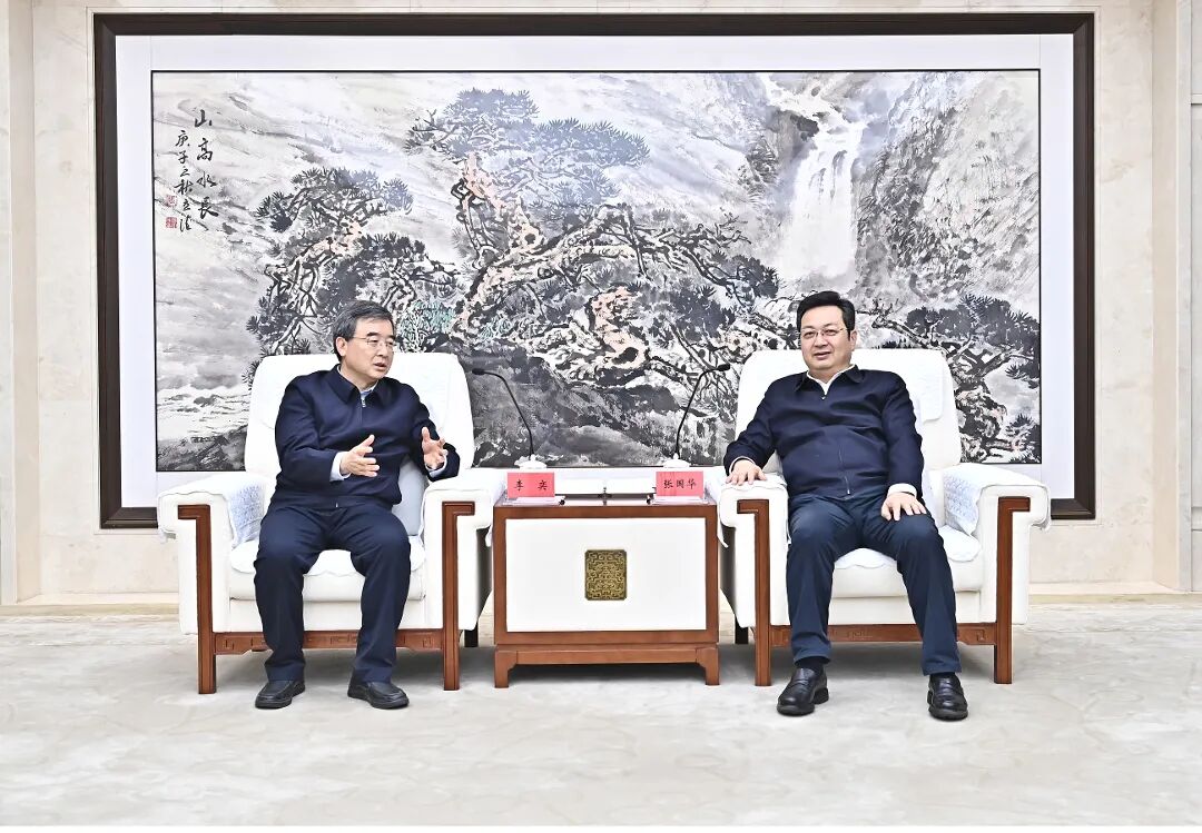 張國華與北京市委教育工委副書記、市教委主任李奕一行舉行工作座談。劉向陽攝