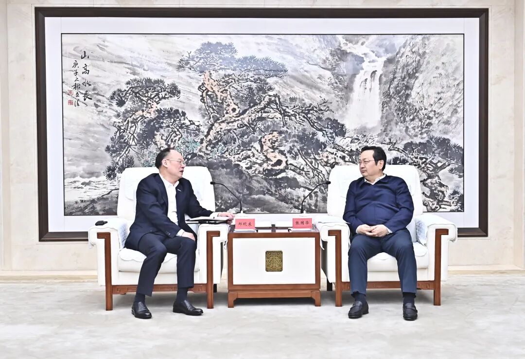 張國華與‌中國第一汽車集團有限公司黨委書記、董事長‌邱現東一行舉行工作座談。劉向陽攝