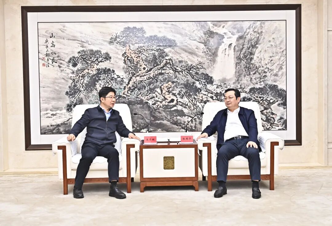 張國華與國家能源投資集團黨組成員、副總經理王子超一行舉行工作座談。劉向陽攝
