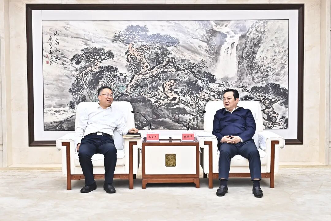 張國華與中國冶金地質總局黨委副書記、局長王文軍一行舉行工作座談。劉向陽攝