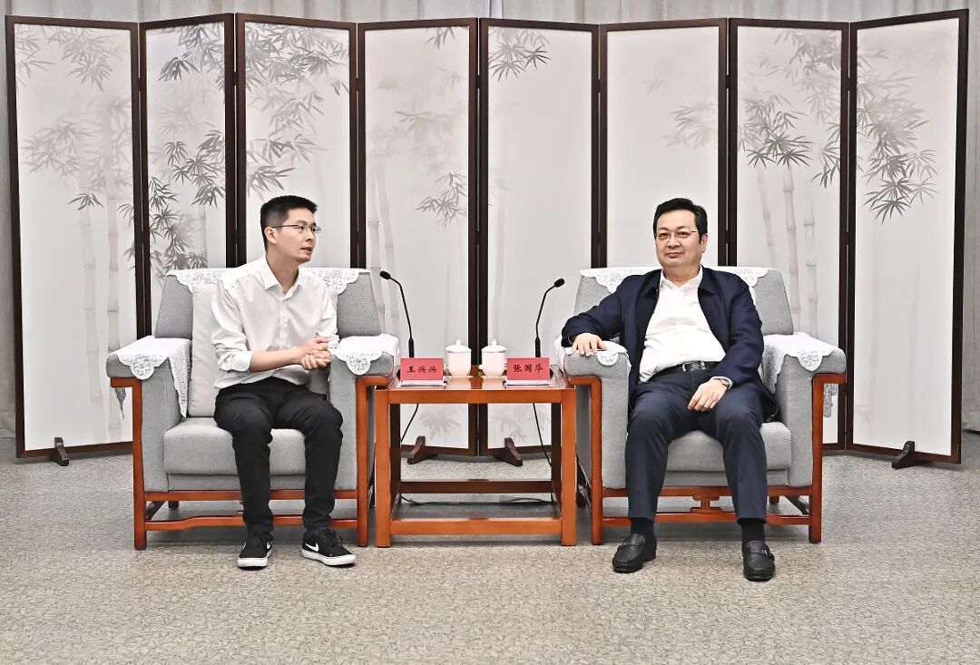 張國華與宇樹科技創始人兼首席執行官、首席技術官王興興一行舉行工作座談。劉向陽攝