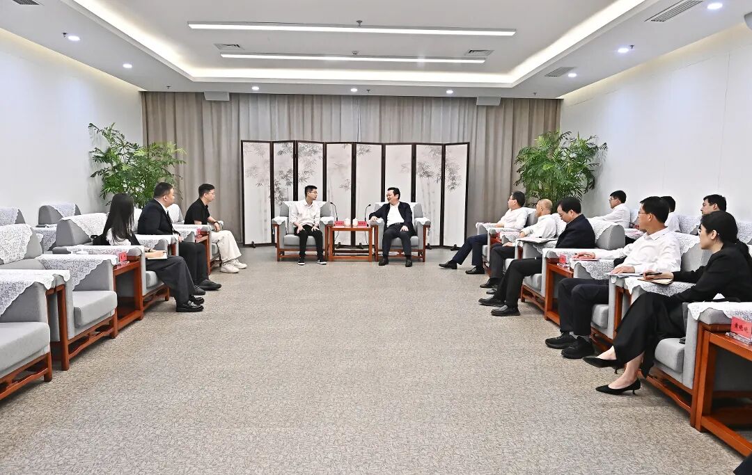 張國華與宇樹科技創始人兼首席執行官、首席技術官王興興一行舉行工作座談。劉向陽攝