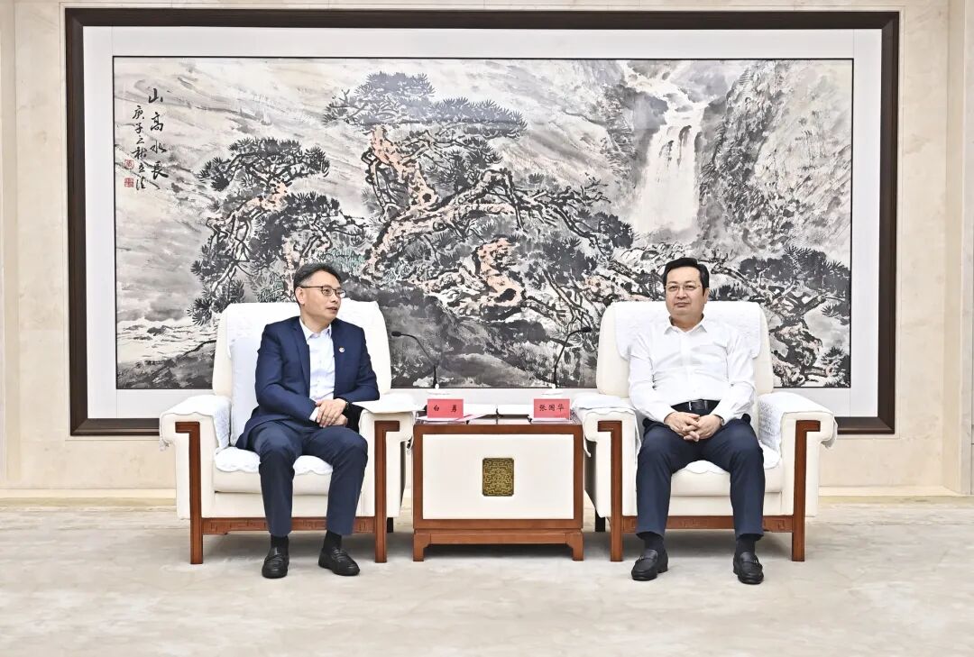 張國華與中糧集團黨組副書記、總經理白勇一行舉行工作座談。劉向陽攝
