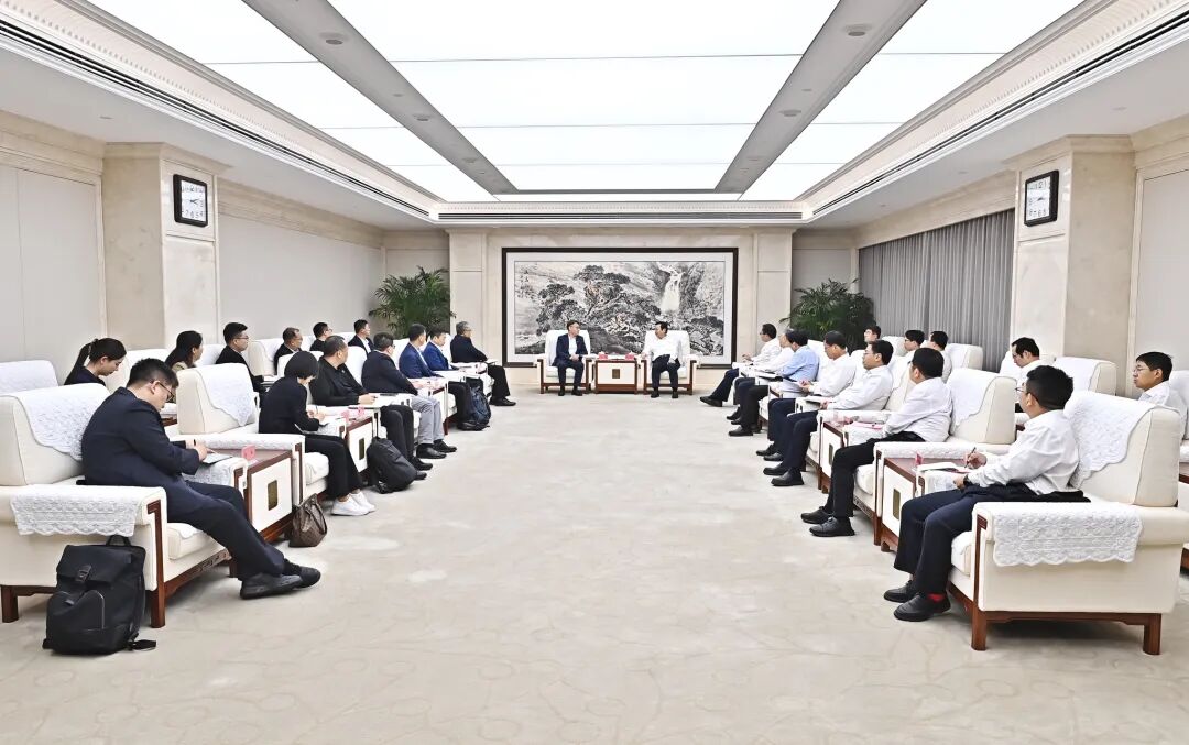 張國華與中糧集團黨組副書記、總經理白勇一行舉行工作座談。劉向陽攝