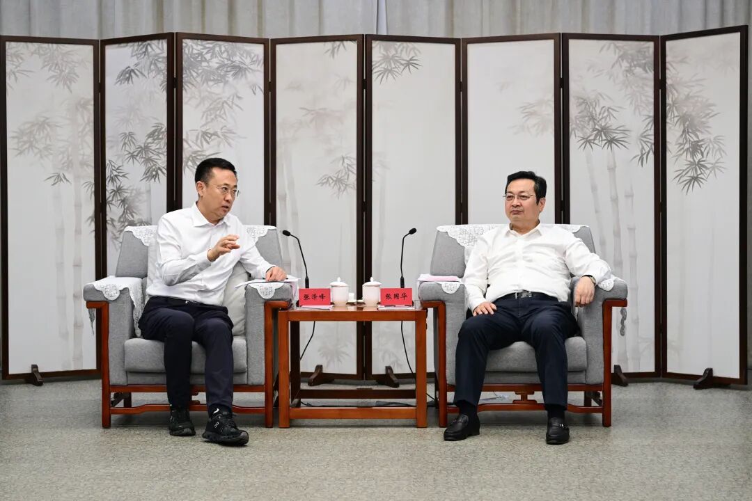 張國華與省國資委黨委書記、主任張澤峰一行舉行工作座談。王偉倩攝