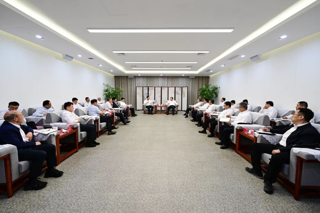 張國華與省國資委黨委書記、主任張澤峰一行舉行工作座談。王偉倩攝