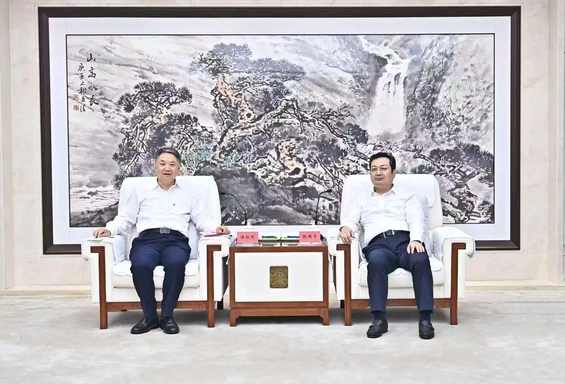 5月14日，張國華與中國華能董事長溫樞剛、總經理鐘國東一行舉行工作座談。劉向陽攝