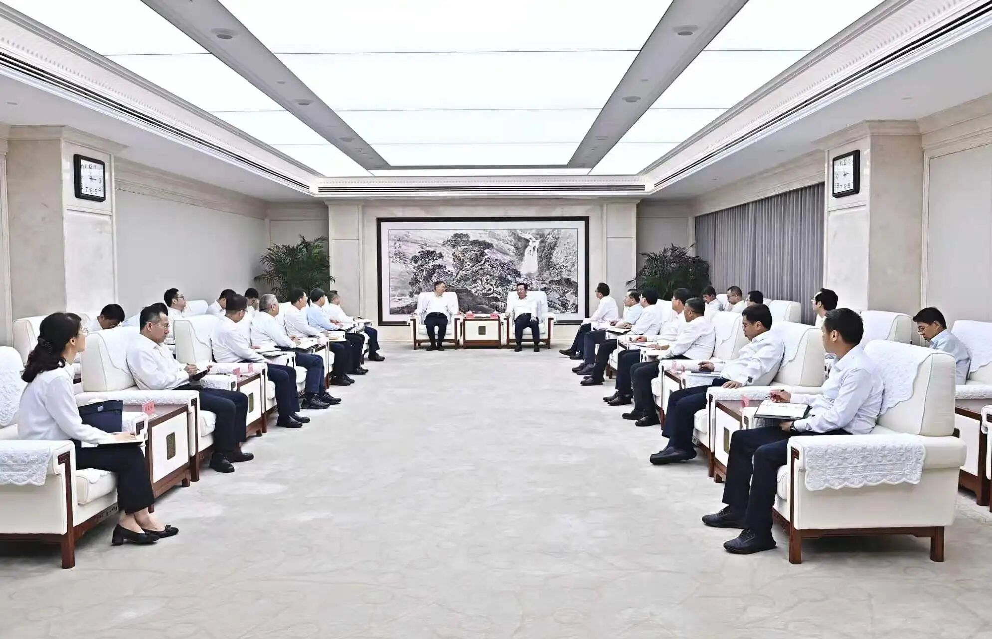 5月14日，張國華與中國華能董事長溫樞剛、總經理鐘國東一行舉行工作座談。劉向陽攝