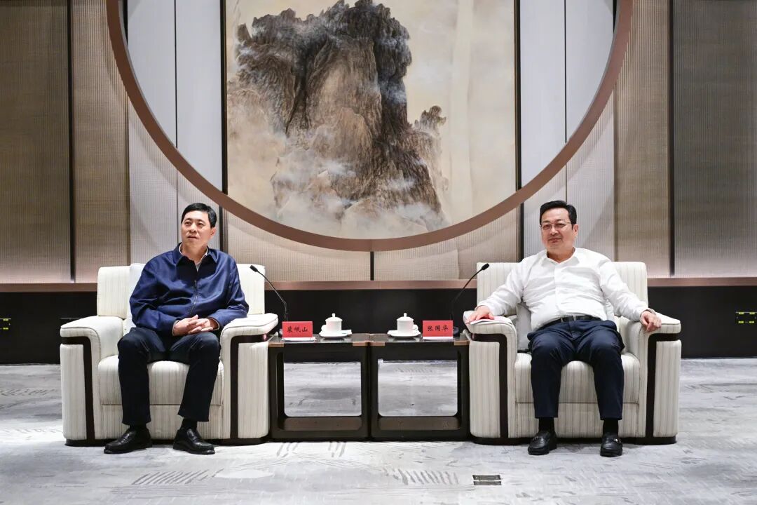 張國華與中國鐵建總裁、黨委副書記裴岷山一行舉行工作座談。王偉倩攝