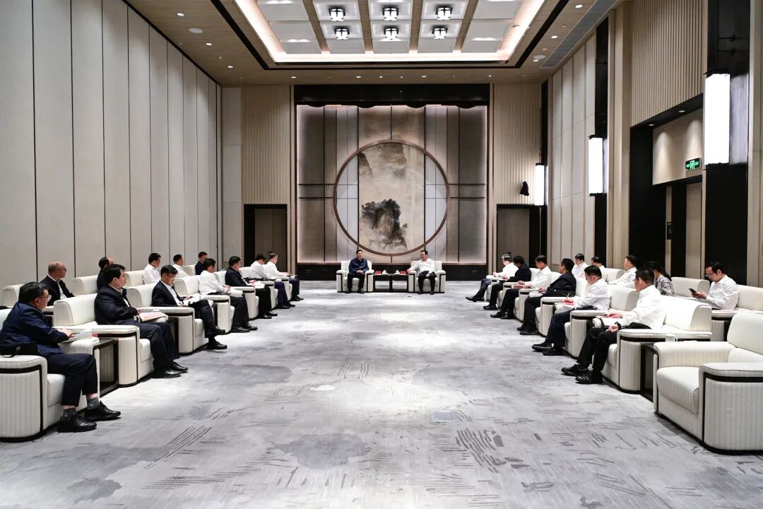 張國華與中國鐵建總裁、黨委副書記裴岷山一行舉行工作座談。王偉倩攝