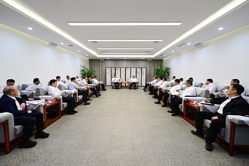 111 5月12日，國華書記與省國資委黨委書記、主任張澤峰一行舉行工作座談，雄安媒體中心王偉倩攝