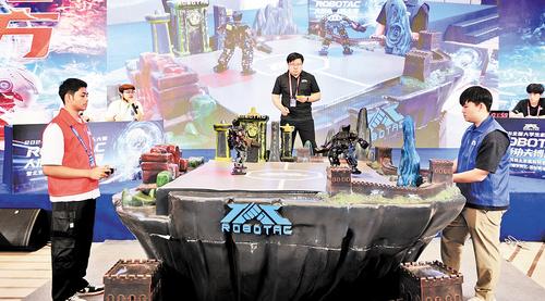 近日，2026全国大学生机器人大赛ROBOTAC人形功夫搏击赛（雄安赛区-国际赛道）暨北京科技大学国际科创成果展举办。本次活动是雄安新区第四届科技·人才·创新周系列活动之一。图为比赛现场。主办方供图