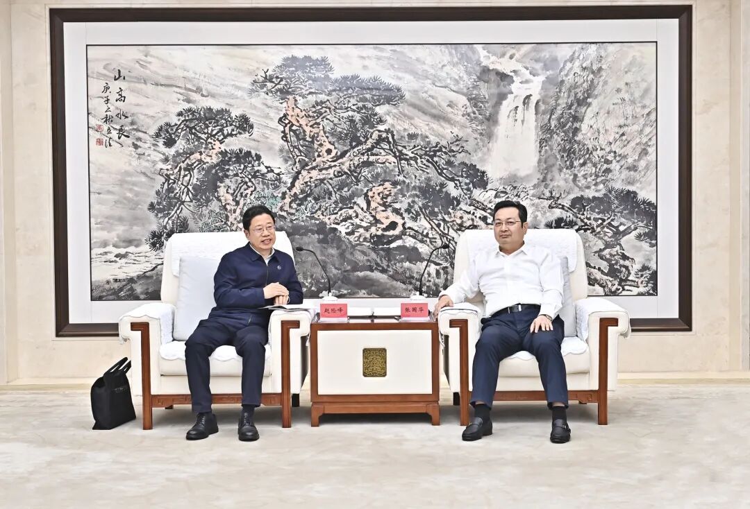 張國華與燕山大學黨委書記趙險峰、校長王慧遠一行舉行工作座談。劉向陽攝