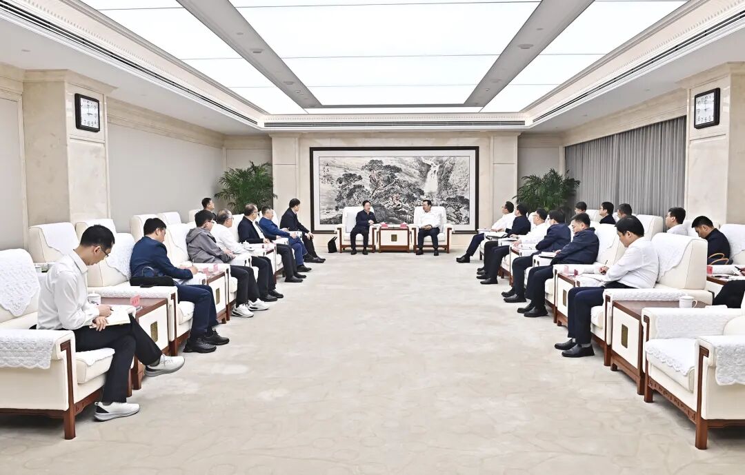 張國華與燕山大學黨委書記趙險峰、校長王慧遠一行舉行工作座談。劉向陽攝