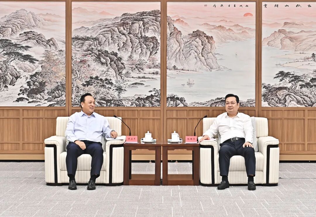 張國華與中國石化集團董事長、黨組書記侯啟軍一行舉行工作座談。劉向陽 攝