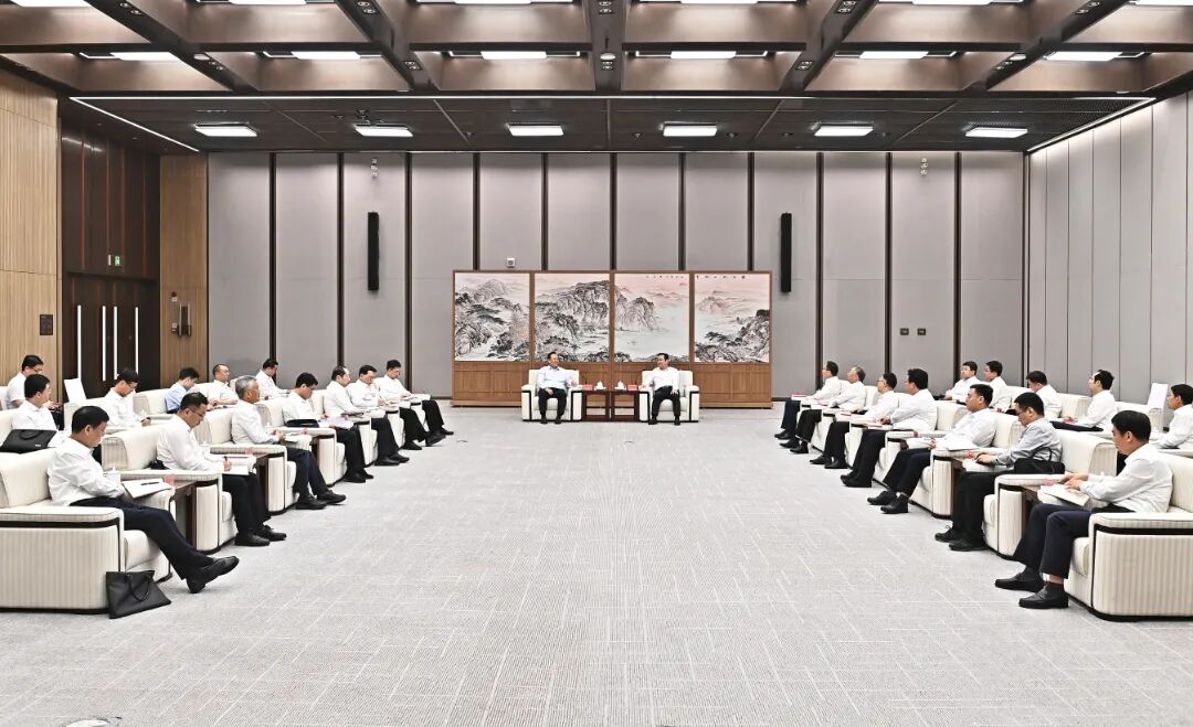 張國華與中國石化集團董事長、黨組書記侯啟軍一行舉行工作座談。劉向陽 攝