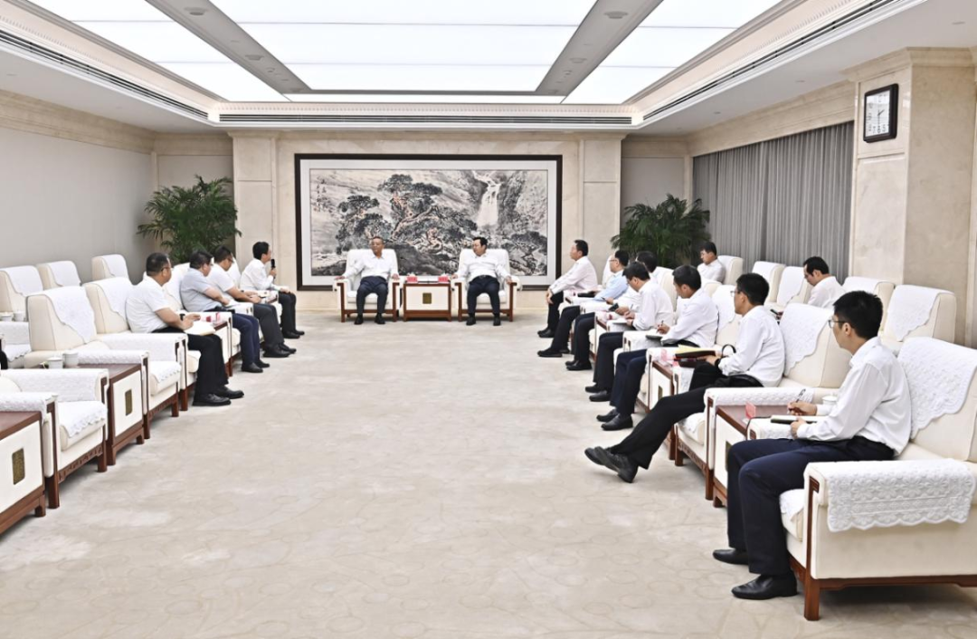 張國華與北京交通大學黨委書記陳子季、校長劉攀一行舉行工作座談。劉向陽攝