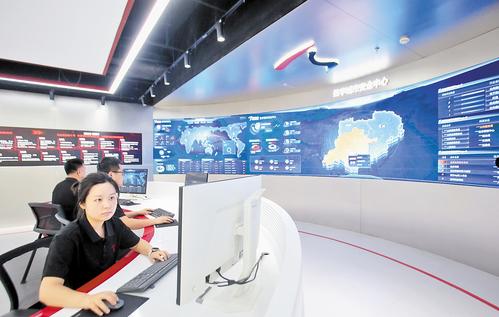 6月23日，雄安新区中关村科技园天融信雄安网络安全技术有限公司数字城市安全中心，工作人员正进行设备维护运营。本报记者 刘光昱摄